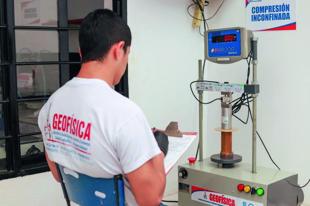 Compresión inconfinada. Evaluación mecánica de muestras de suelo.