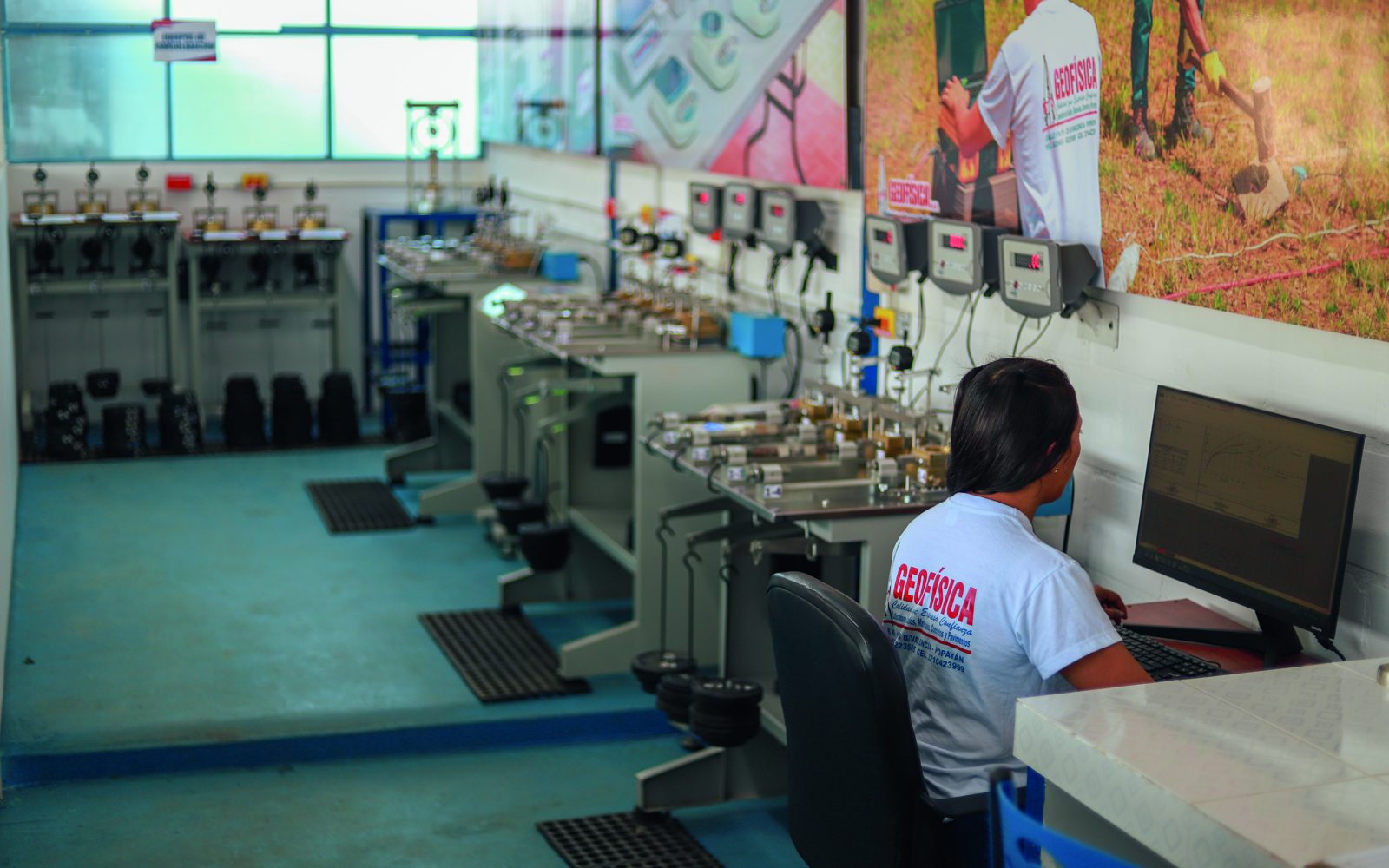 Personal trabajando en el laboratorio de Geofísica