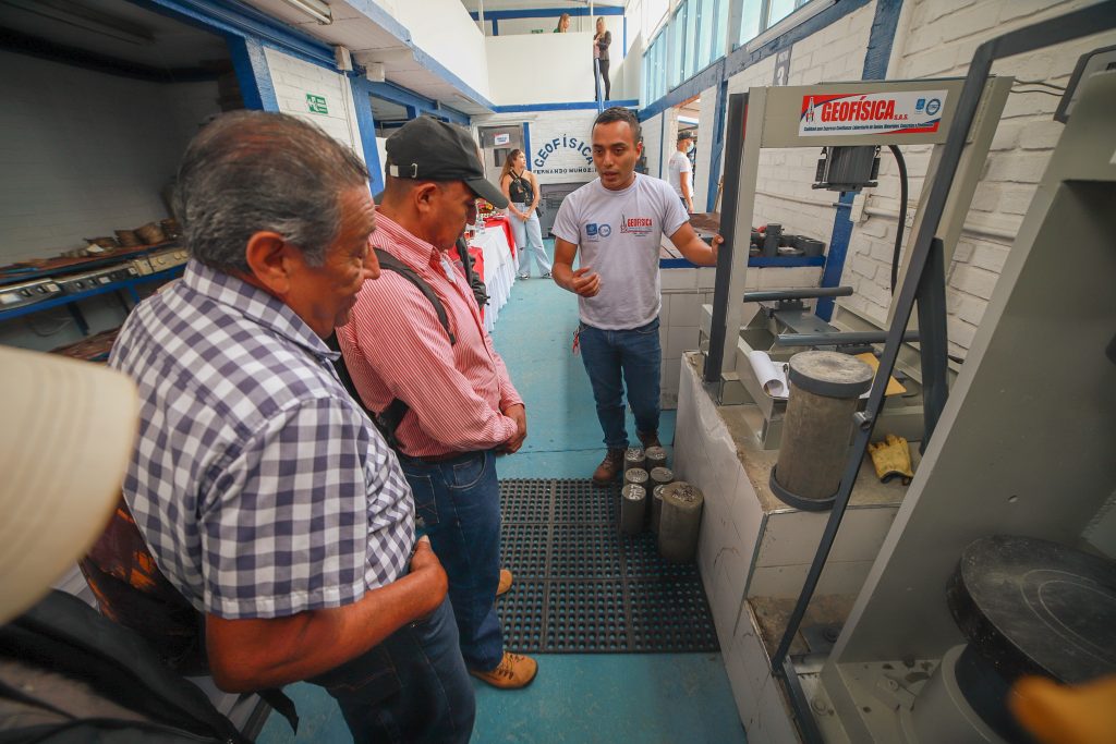 Prensa de ensayo de compresión de concreto de Geofísica · Fotografía 3
