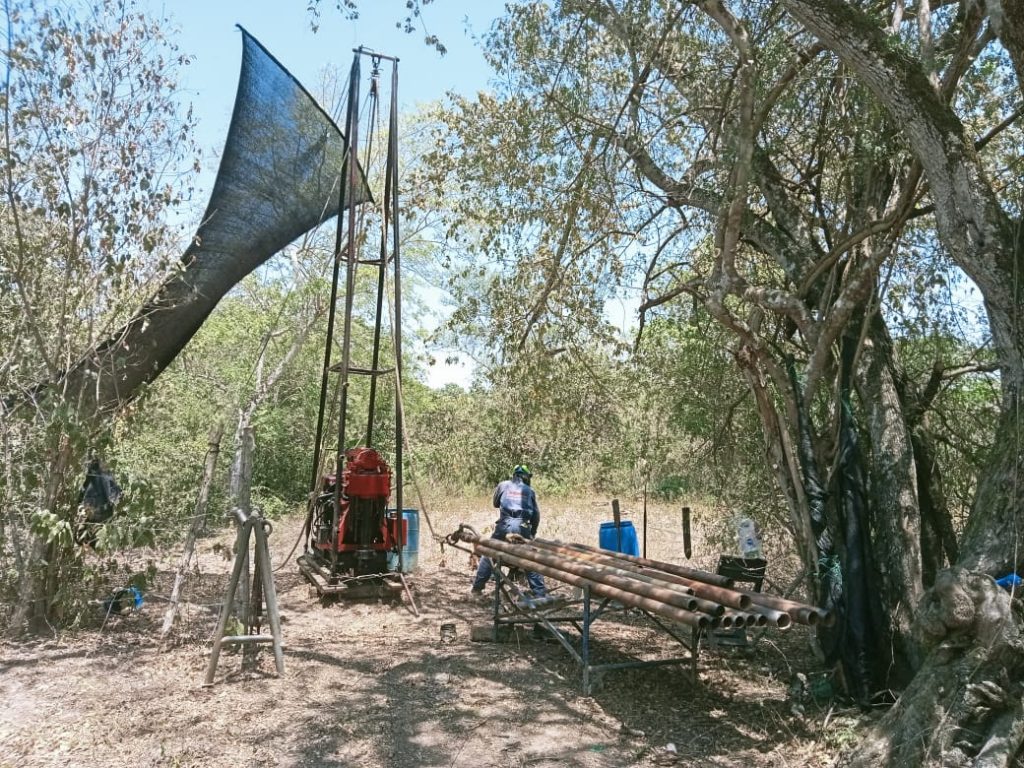 Personal de Geofísica realizando exploración de suelos a percusión · Fotografía 3