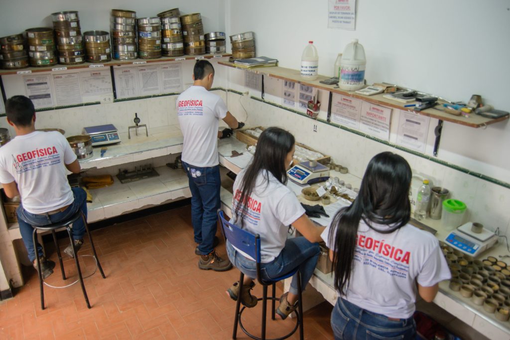 Trabajo de laboratorio de suelos en Geofísica S.A.S. · Fotografía 1