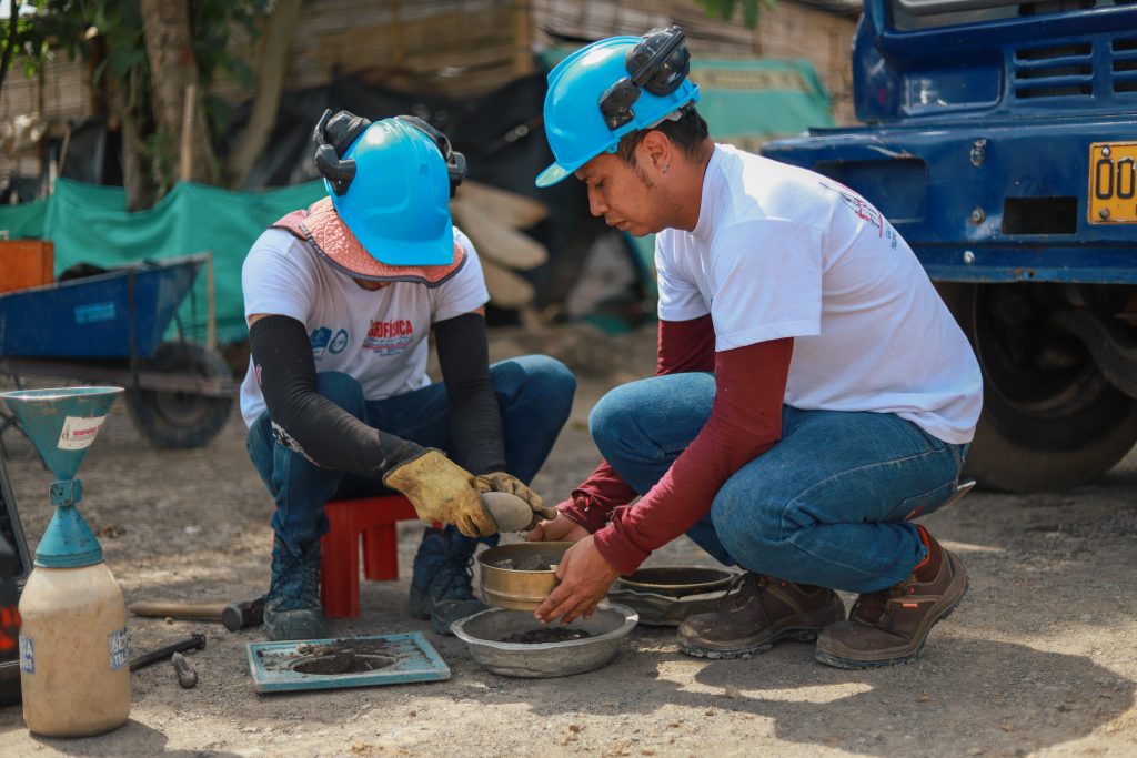 Técnico de Geofísica realizando un ensayo de densidad en campo · Fotografía 6