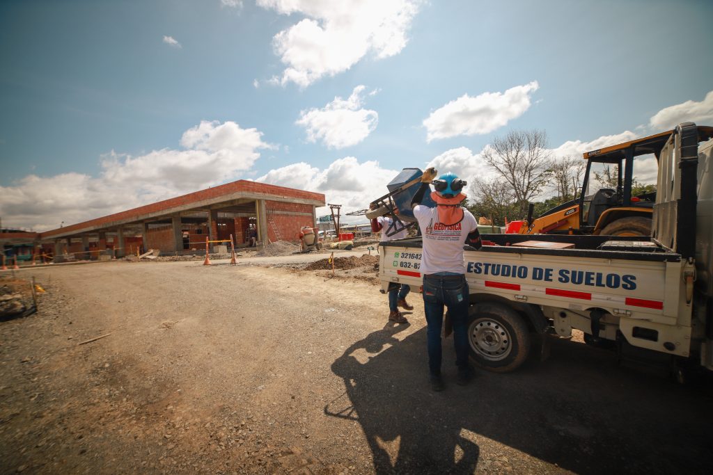 Técnico de Geofísica realizando un ensayo de densidad en campo · Fotografía 5