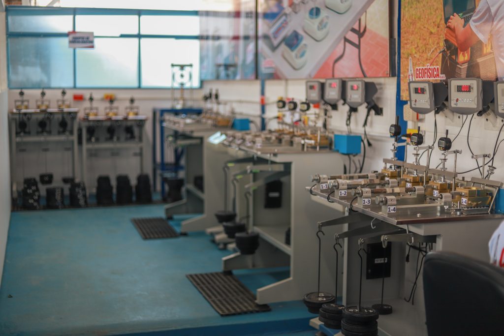 Trabajo de laboratorio de suelos en Geofísica S.A.S. · Fotografía 6