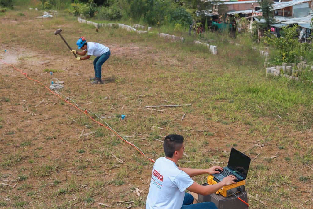 Equipo sismográfico utilizado por Geofísica · Fotografía 3