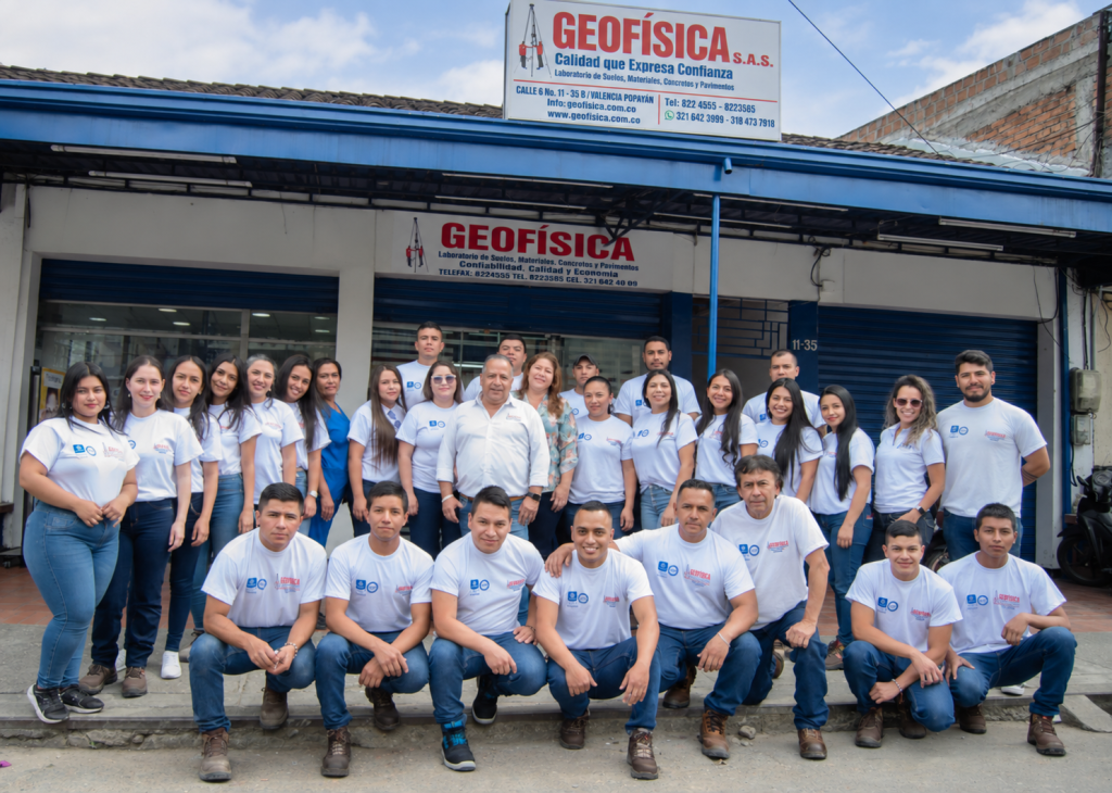 Técnico de Geofísica realizando un ensayo de densidad en campo · Fotografía 1